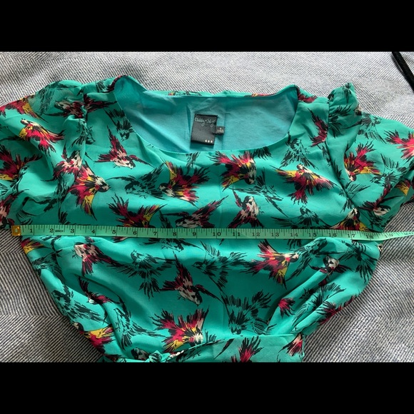 Beautiful, airy dress with hummingbird pattern. - Picture 6 of 6